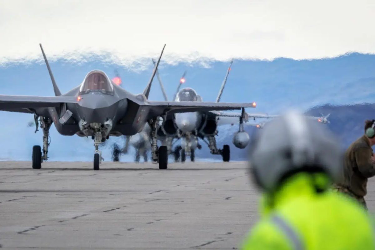 Danske og amerikanske kampfly træner over Grønland