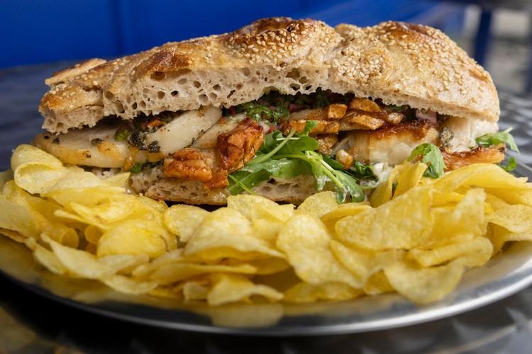 »Er du klar til at smage den bedste sandwich i dit liv«? Hvem er ikke det?