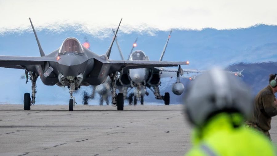 Danske F-35-fly lander i Grønland for første gang