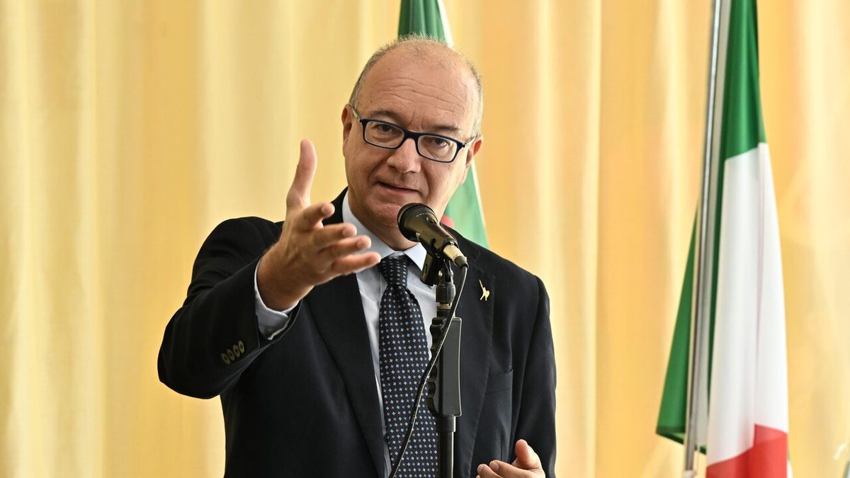 Busta con proiettile e lettera con minacce al ministro Valditara