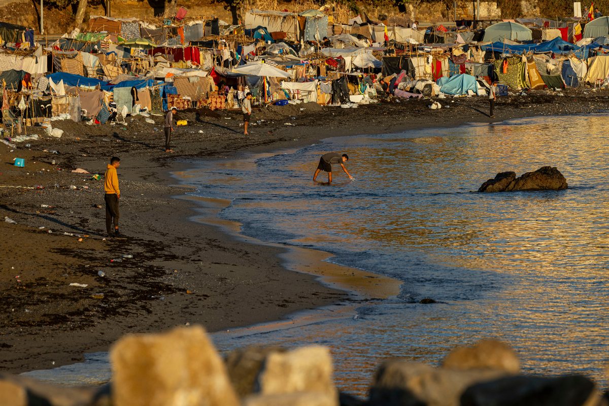 El Gobierno muestra su “perplejidad” por el freno de la Audiencia Nacional al campamento para migrantes del Puerto de C…
