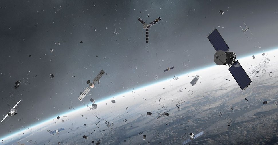 Ogni giorno tre detriti spaziali rientrano in atmosfera. Perché dobbiamo preoccuparci