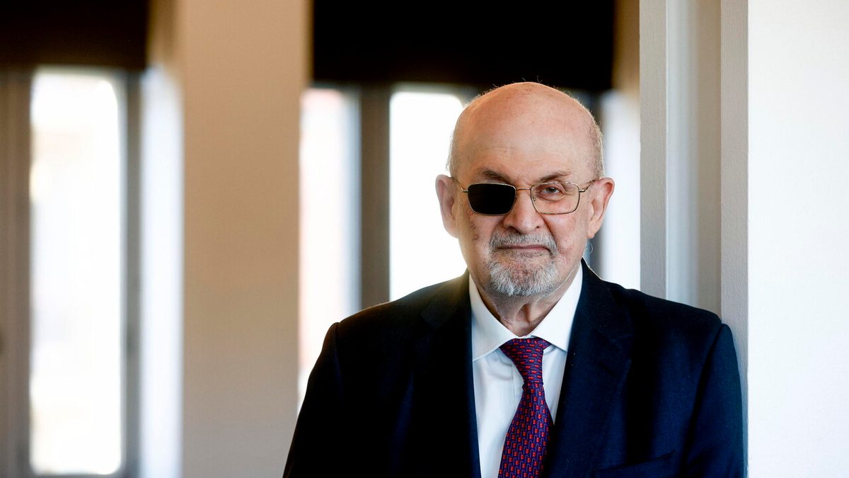 Rushdie, c'è molta pressione sulla libertà di parola, ma gli scrittori sono ostinati
