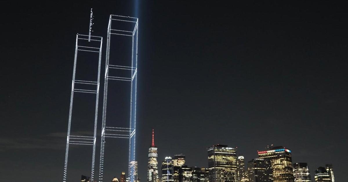 2.977 luci nel cielo di New York: le Torri Gemelle rivivono a 25 anni dall’11 settembre