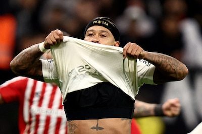 KIJK. “Slechtste penalty uit clubgeschiedenis”: Memphis Depay is gebeten hond in Brazilië nadat hij strafschop huizenho…