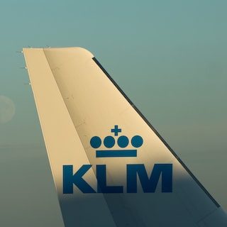 KLM moet flink op de schop en daarbij wordt ook het doemscenario – alle macht naar Parijs – niet geschuwd