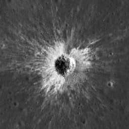NASA ontdekt nieuwe krater op de maan die groter is dan het Colosseum