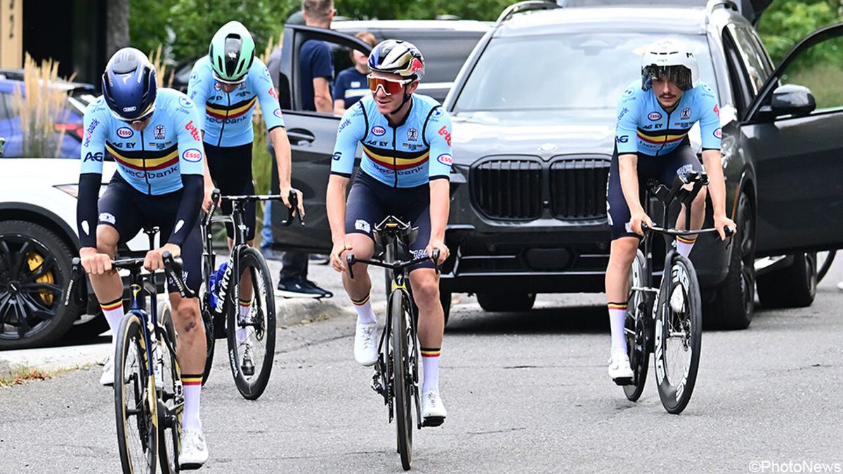 FOTO - Met Remco Evenepoel op z'n tijdritfiets: Belgische selectie trekt samen op pad in Montréal