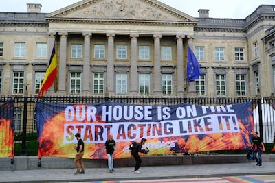 Greenpeace accroche une banderole devant le Parlement fédéral: “Notre maison est en feu!”
