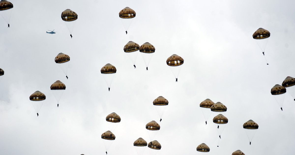 La séance de parachutisme vire au cauchemar en Flandre à cause du vent: plusieurs personnes dans les arbres, des ambula…