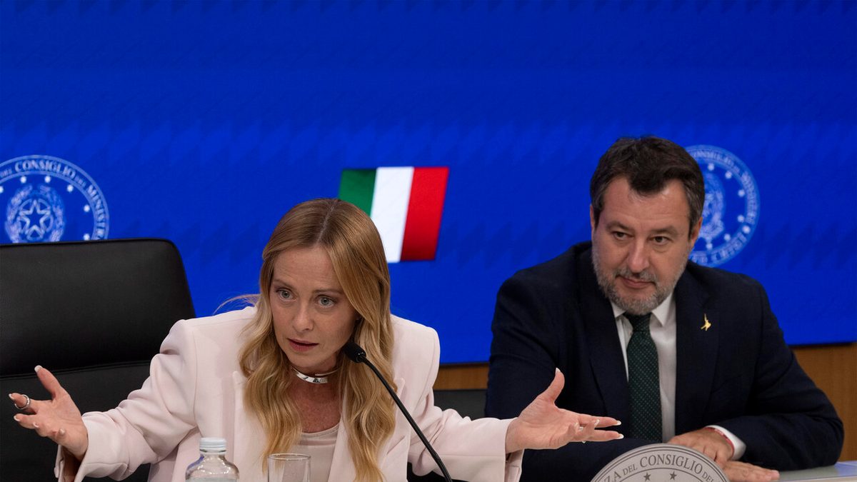 Meloni: 'Il bollo abolito non solo per il 2027, la misura è strutturale'. Le stime dei consumatori