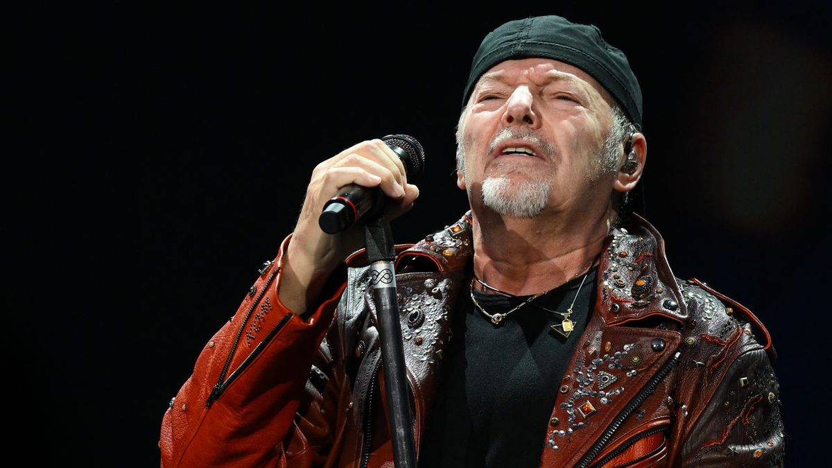 Vasco Rossi e il messaggio ai fan dopo l'intervento alla schiena: «Sono già in piedi»