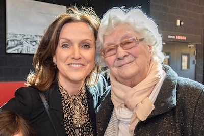 Actrice Kadèr Gürbüz rouwt om overleden vriendin Chris Boni (90): “Roem deed haar niets, ze bleef liever anoniem”