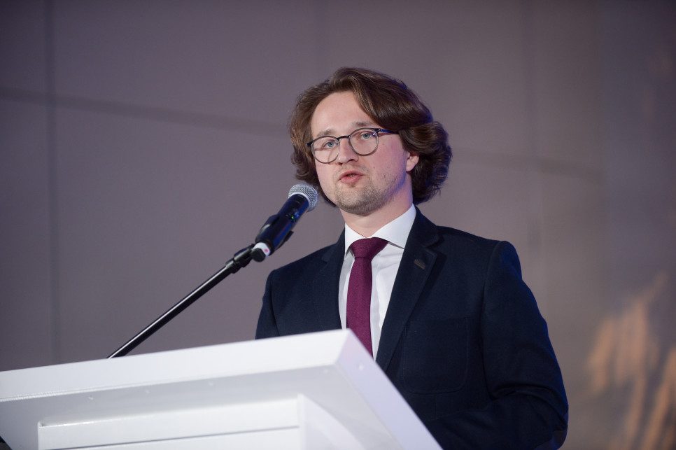 Służba Więzienna w hotelu, rektor „zabarykadował się” w pokoju. „Żurek znów łamie prawo”