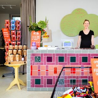Hoe langer producten over de datum zijn, hoe meer korting de klant krijgt bij Helen’s Win Win Winkel in Noord: ‘Zonde o…