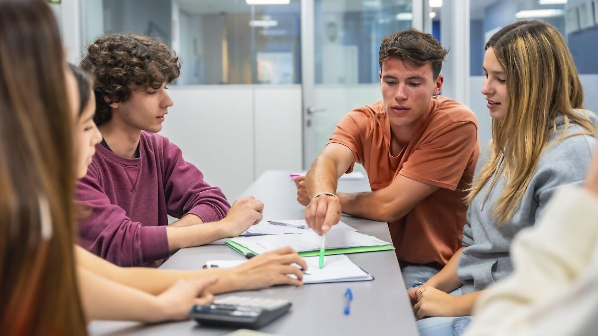 Verlorene Generation? : Wie stark KI Berufseinsteiger unter Druck setzt
