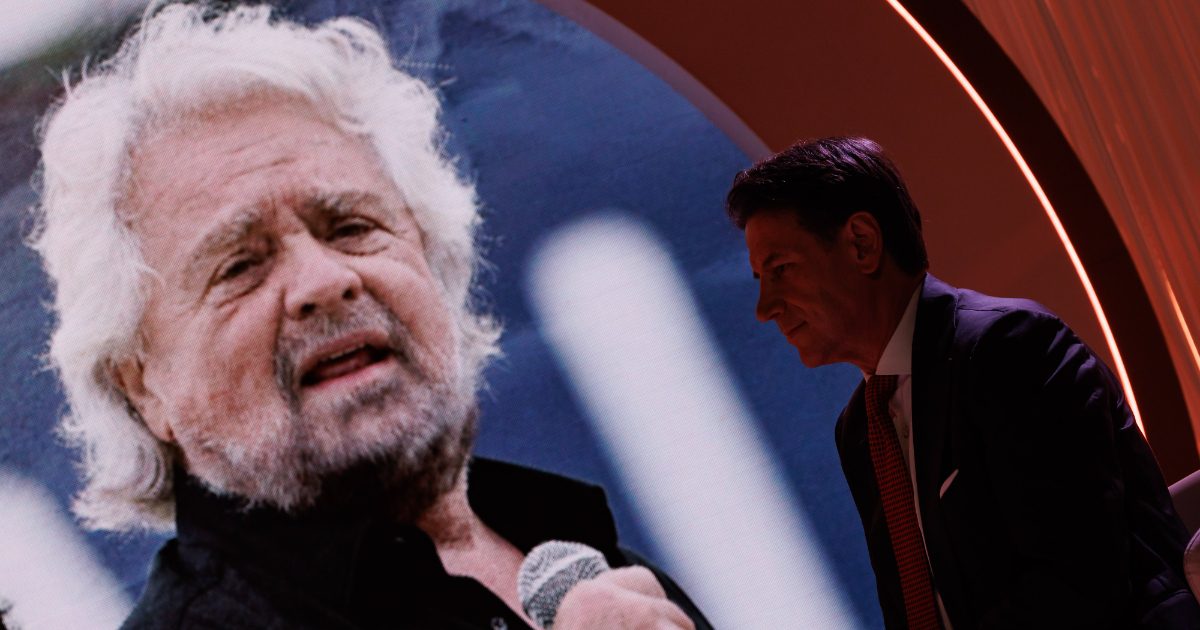 Grillo attacca Conte dai microfoni di Fedez: “Il Movimento è in mano al reverendo Jones, l’uomo che sussurrava ai cavil…