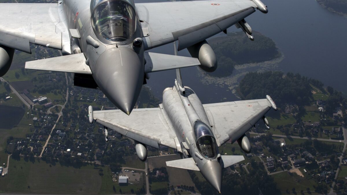 Jet russi violano lo spazio aereo della Lituania: decollano i caccia italiani della Nato