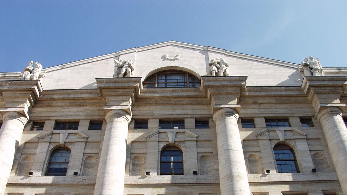 Borsa: Milano chiude in rialzo (+0,8%)