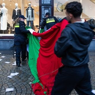 Pro-Palestijnse betogers afgevoerd na tegendemonstratie tijdens Israëlmanifestatie op de Dam
