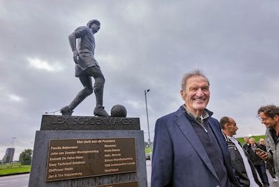 Lex Schoenmaker trots tijdens onthulling van standbeeld: ‘Bijzonder om dit bij leven mee te mogen maken’