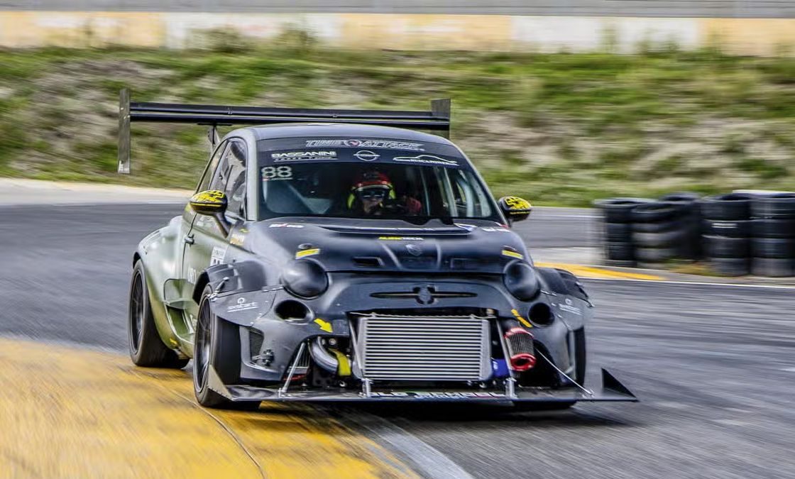 La Abarth 695 più folle di sempre: un mostro da 600 CV sulle ruote anteriori