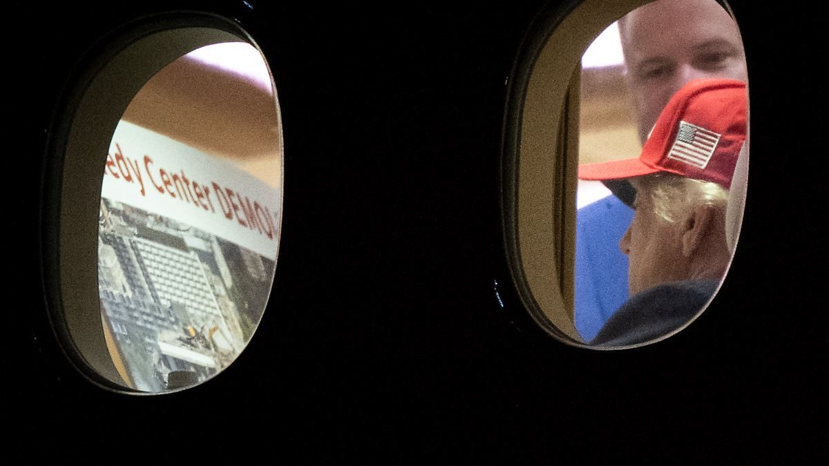 Trump in Flugzeug abgelichtet: Brisante Fotos zeigen Pläne für Abriss des Kennedy Centers