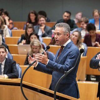 Jetten reikt zijn hand uit – maar naar wie?