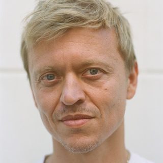 Als queergezin ben je kwetsbaar, weet tv-maker Nicolaas Veul (42): ‘Tegelijk heb ik meer schijt dan ooit’
