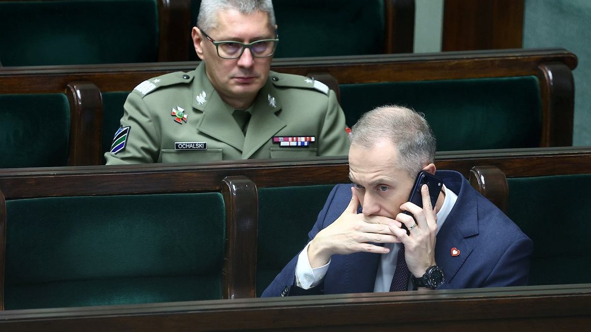 Rosyjski atak przy granicy postawił na nogi Tomczyka. Wyszedł z sali plenarnej z generałem