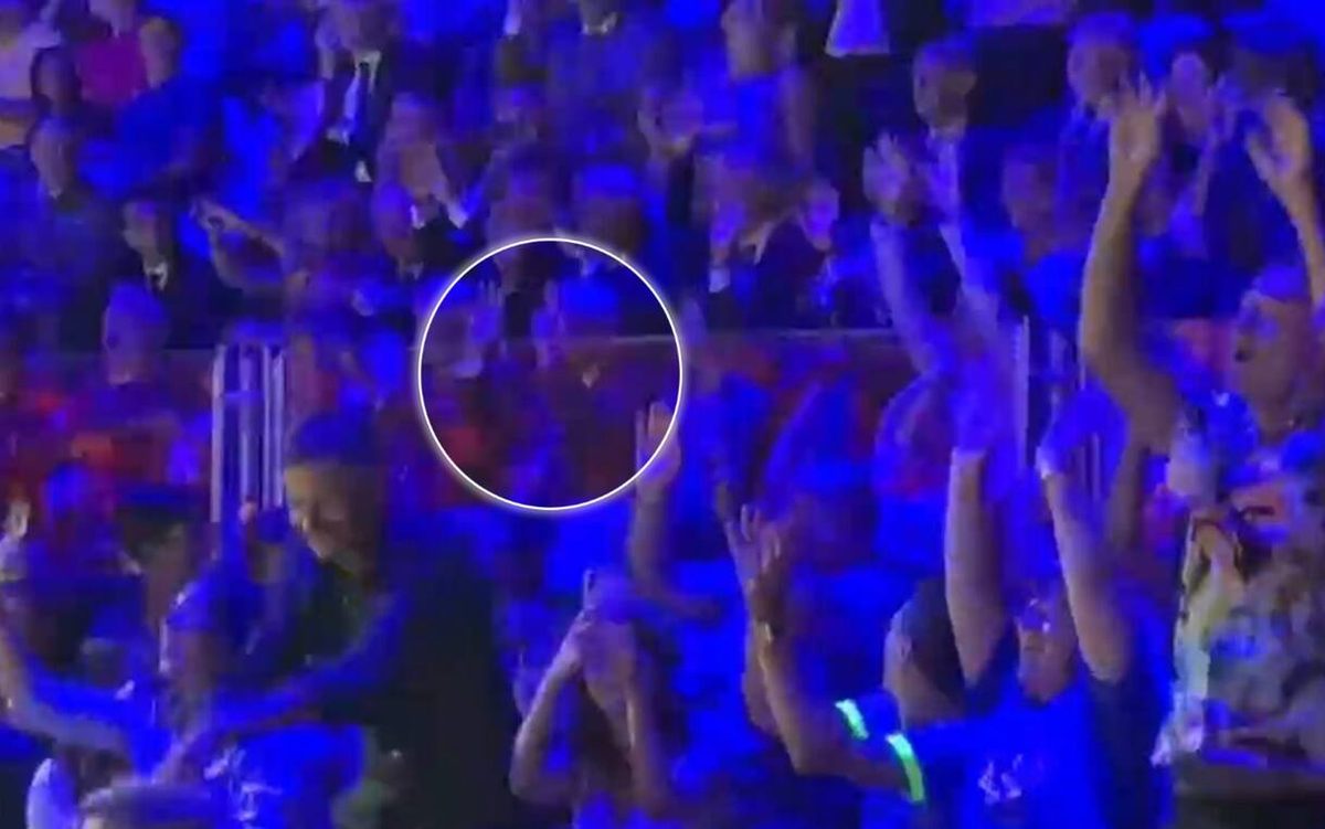 Mattarella fa la ola durante Italia-Svezia degli Europei di volley: il VIDEO