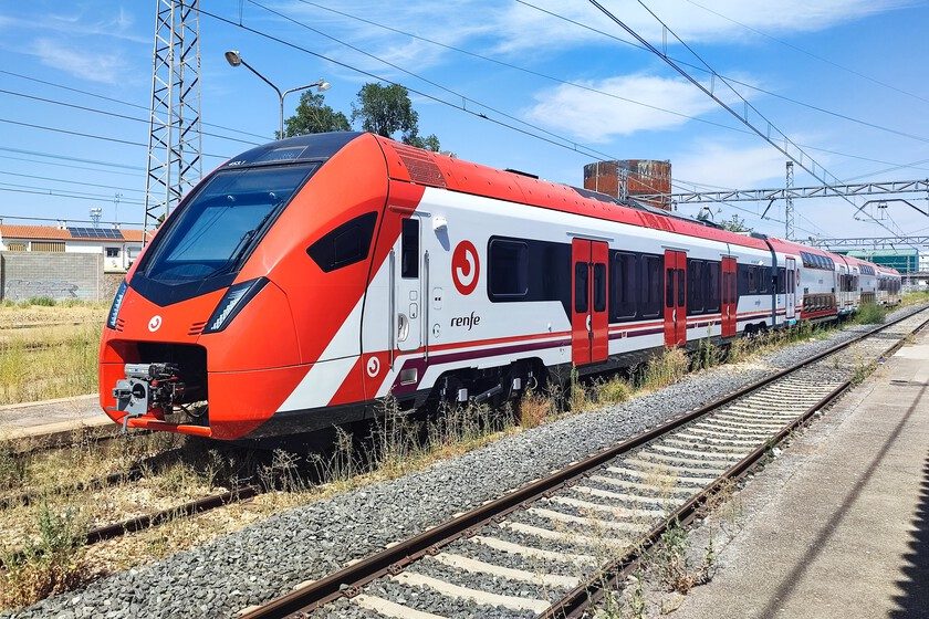 Los nuevos megatrenes de Madrid pasan por el taller a los 10 días de su estreno pero Renfe se defiende: "Están en una f…