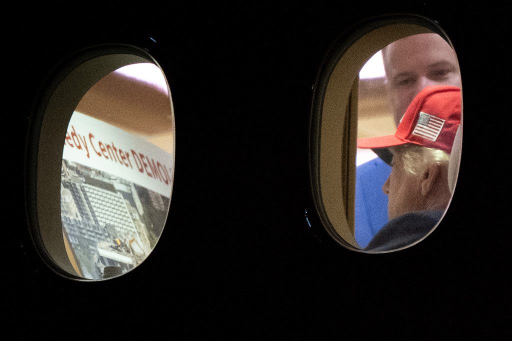 Gaat Kennedy Center tegen de vlakte? Volop speculatie na foto Trump