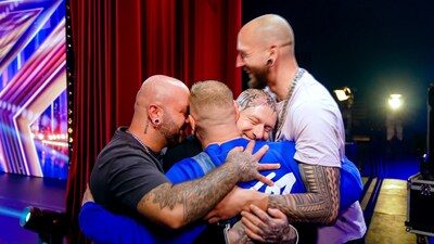 “Een liefdeskwartet? Prachtig”: Adám brengt zijn drie partners mee tijdens auditie voor ‘Got Talent’