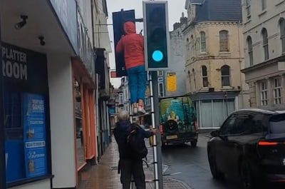Complottheorie drijft Brits duo tot vernieling van verkeerslichten: “Dodelijke wapens die kanker en hartaanvallen veroo…