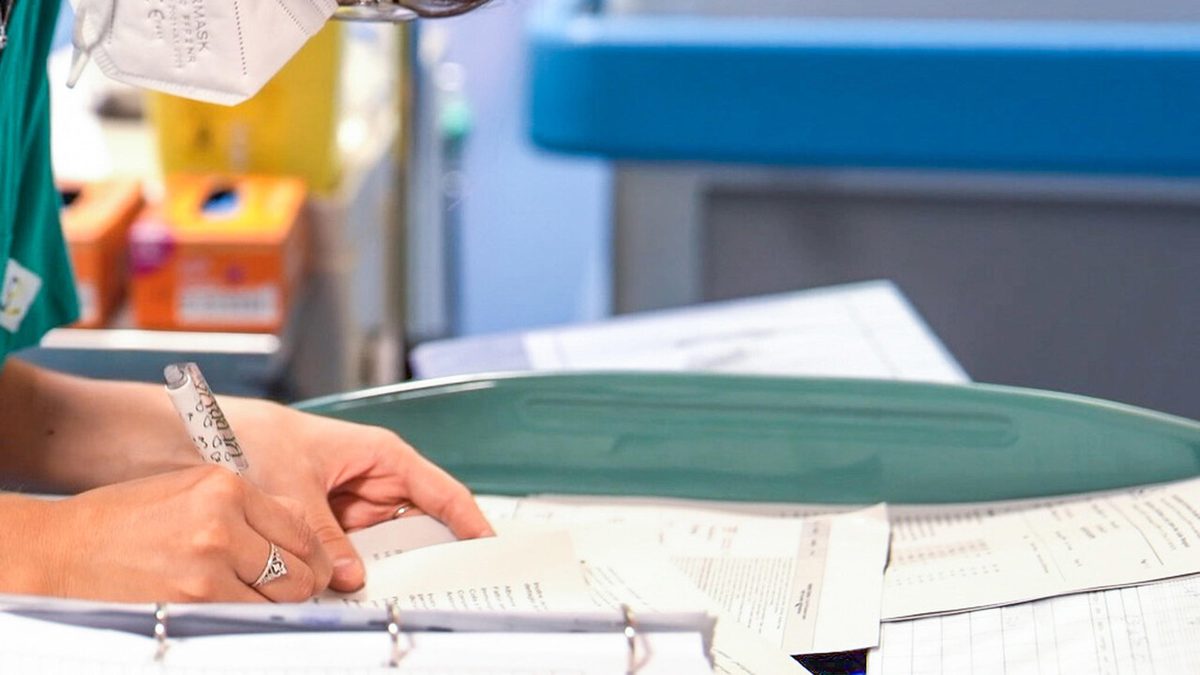 Non si accorgono che ha l'intestino perforato e muore, indagati due medici