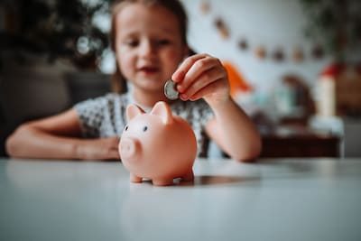 Vlaamse regering onderzoekt besparingen op kinderbijslag in zoektocht naar begrotingsevenwicht