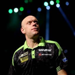 Titelhouder Van Gerwen mist zes matchdarts en is uitgeschakeld in Amsterdam
