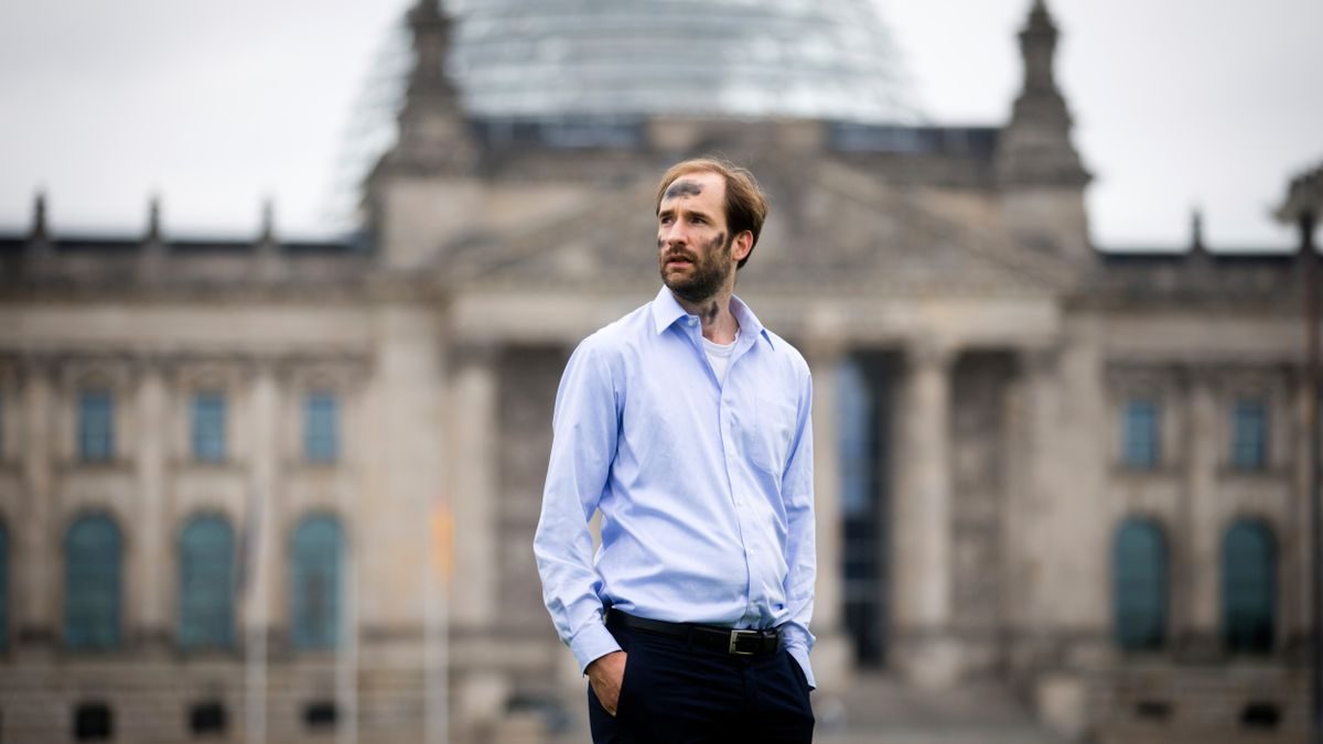 Aktionskünstler Philipp Ruch: »Als hätten Außerirdische eine Bevölkerung ausgetauscht«
