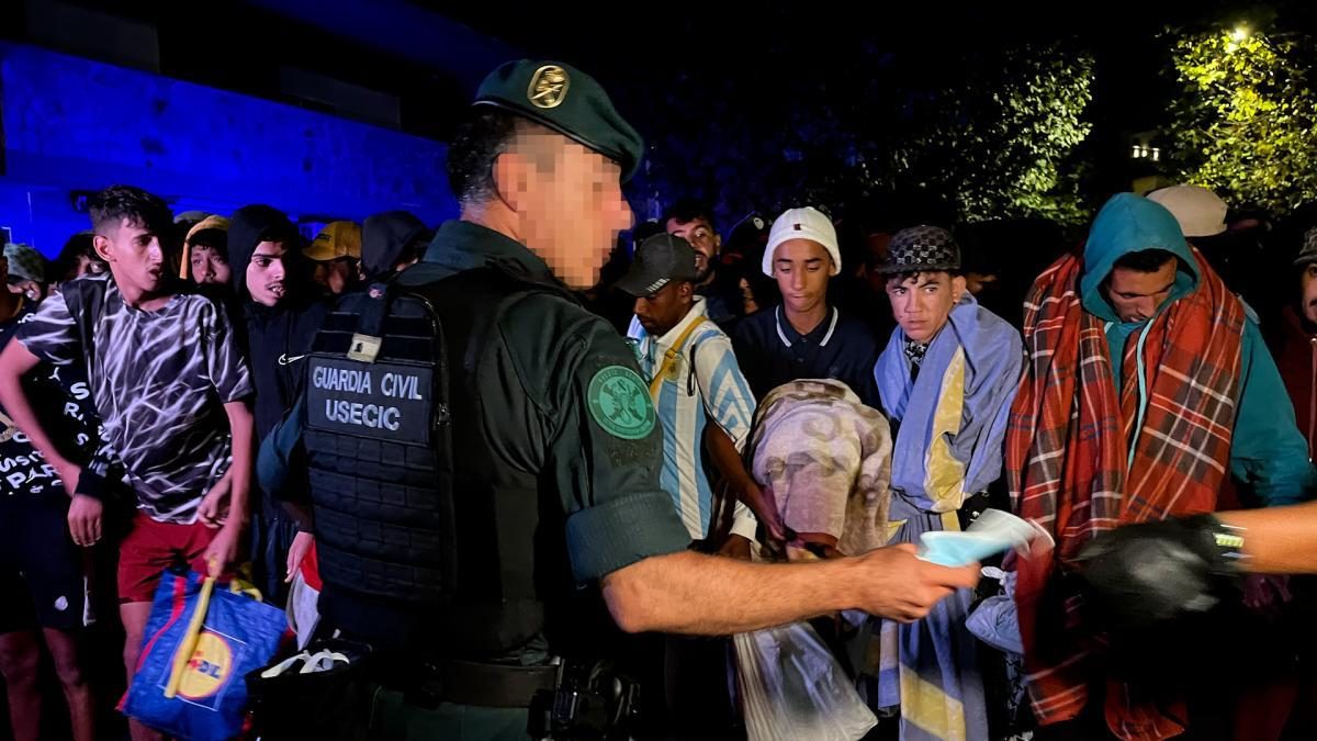 La Policía toma el control del traslado de migrantes al campamento del puerto de Ceuta