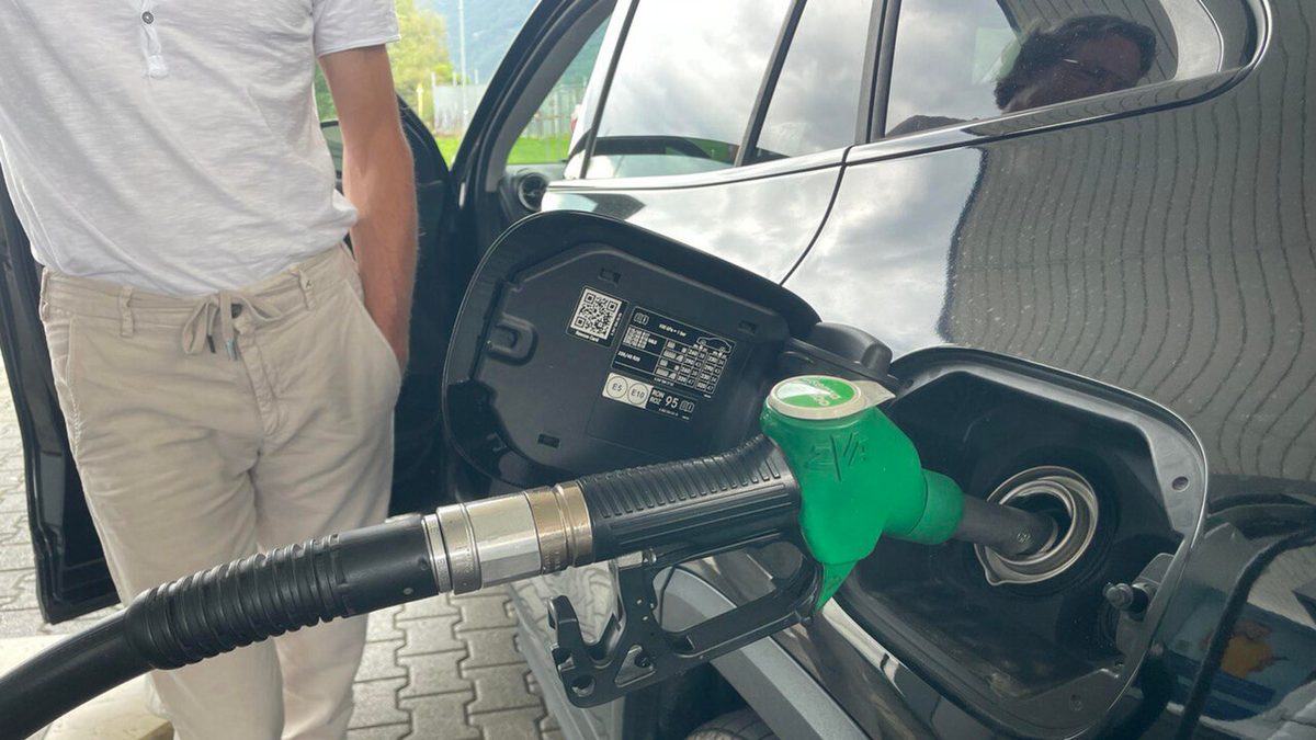 Non si fermano i rialzi per i carburanti, gasolio self in autostrada a 2,375 euro