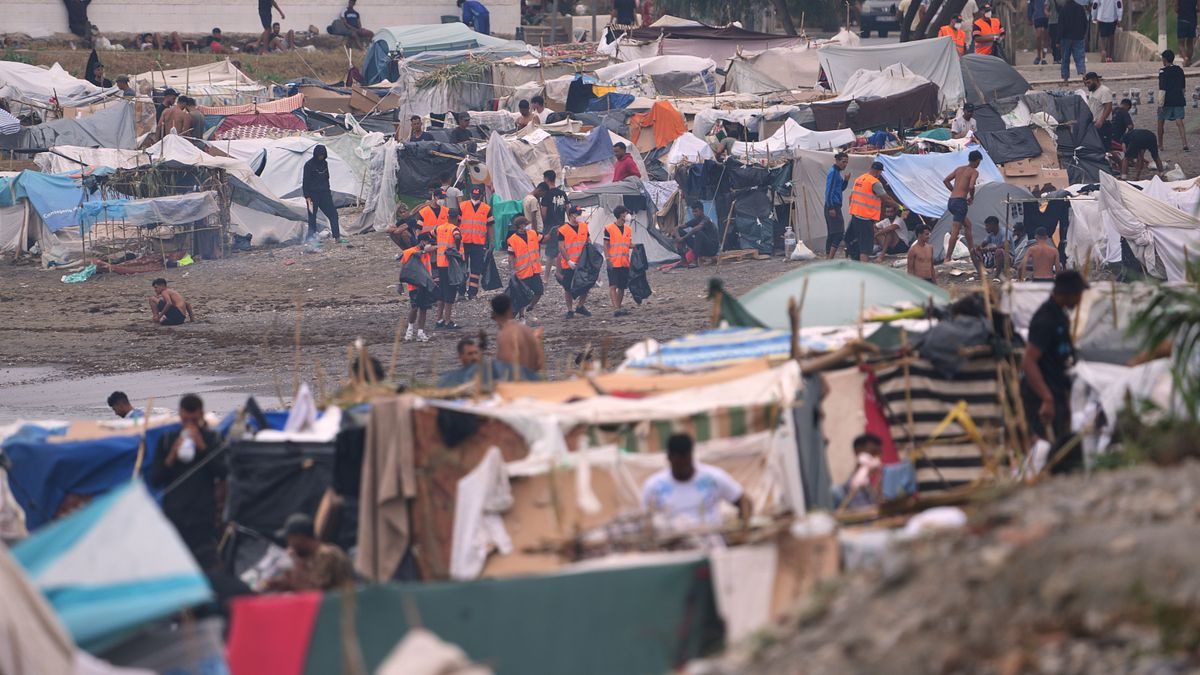 Nu flyttas migranter från Ceutas stränder