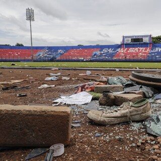 Al tweehonderd doden bij voetbalgeweld in Indonesië. ‘Als de wedstrijd saai is gaan we rellen’