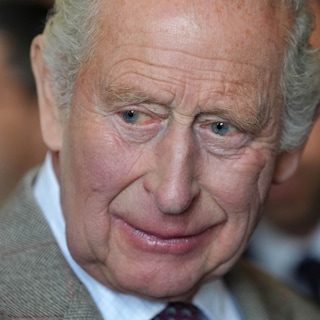 Charles is een meester in het op koninklijke wijze opsteken van de middelvinger