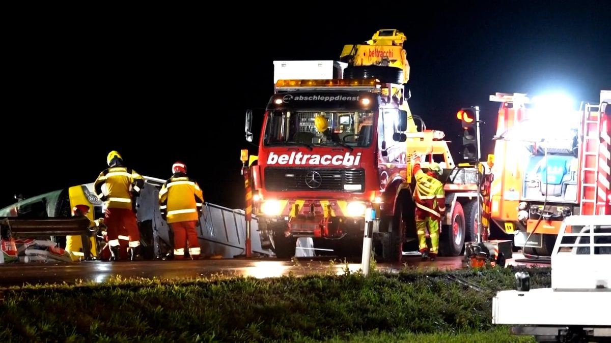 In beeld: hulpverleners zetten zwaar materieel in op plek busongeluk
