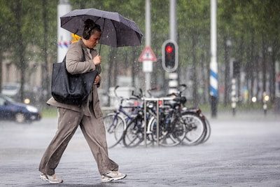 Van paraplu naar korte mouwen: herfst- en zomerweer wisselen elkaar dit weekend af