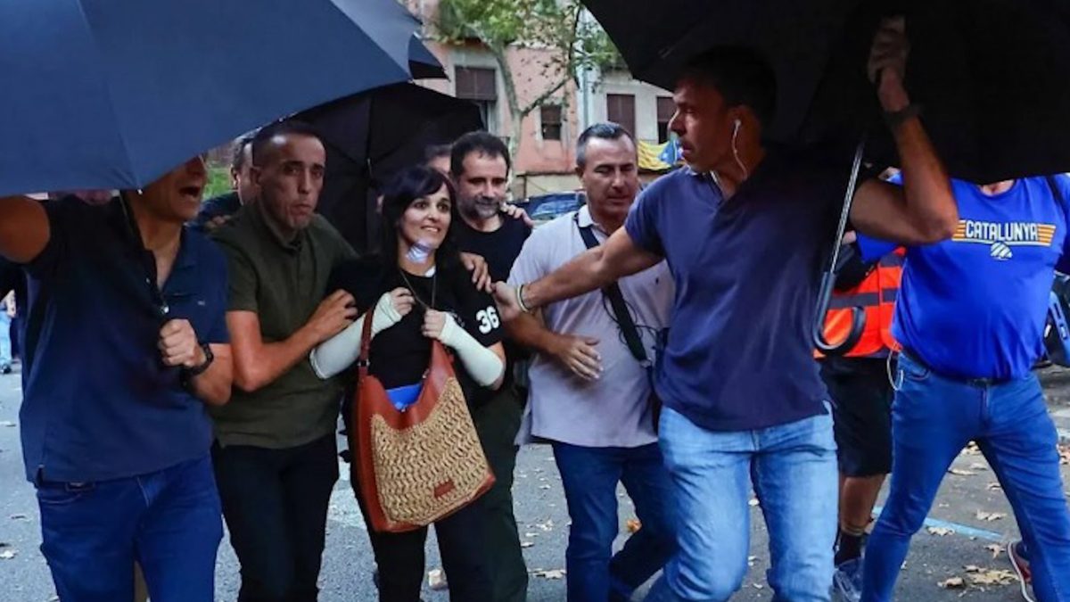 Tensión entre grupos independentistas en el acto de Sílvia Orriols previo a la Diada: "Hemos venido a salvar Cataluña"