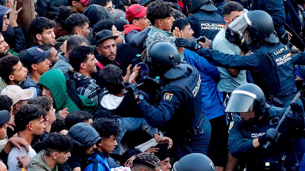 "Somos 70 frente a 4.000": los policías denuncian el "ridículo despliegue" para el traslado de migrantes al Puerto de C…