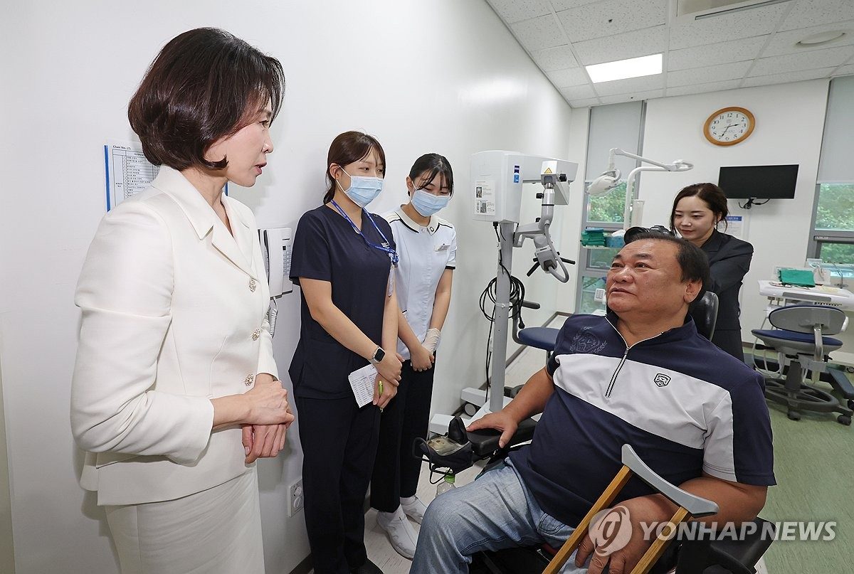 金여사, 장애인·가정폭력 피해자 위로…"나비처럼 희망 퍼져야"(종합)