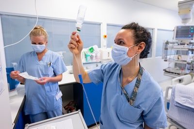Vrouwelijke zorgmedewerkers verdienen per maand 28 procent minder dan mannen: “Ze worden minder betaald voor hetzelfde…